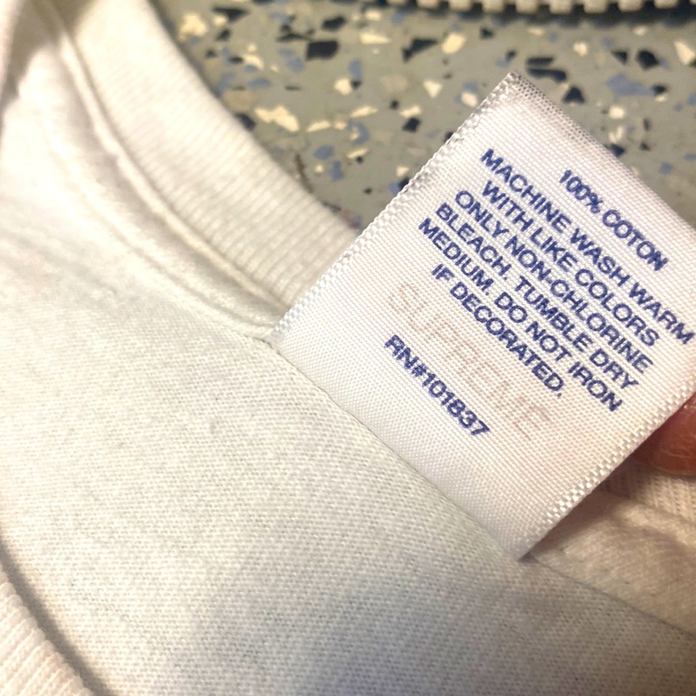 🎉 HP 🎉 Supreme x Kaws Chalk Logo T-shirt - Picture 10 of 11